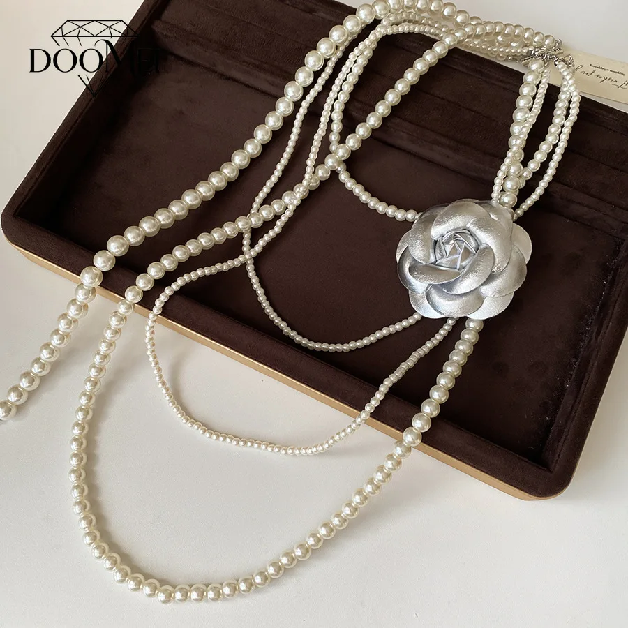 DOO MEI Hepburn Style Leather Brooch Light Luxury Flower-shaped Brooch with Long Tassel Pearl Elegant Banquet Jewelry for Women