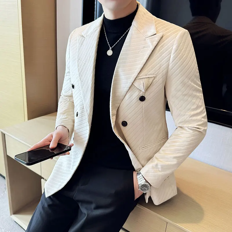 เสื้อสูทกำมะหยี่ผู้ชายแบบใหม่สำหรับฤดูใบไม้ร่วงและฤดูหนาว กระดุมสองแถว ลายทาง ทรงเข้ารูป สไตล์ลำลอง เสื้อโค้ทคุณภาพสูง สำหรับงานพิธีการและธุรกิจ