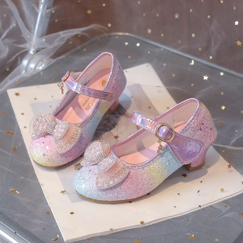 Glitzernde, elegante Mädchen-High-Heels in Regenbogenfarben mit Schleifenknoten, Prinzessinnen-Schuhe für Kinder, für Hochzeiten und Partys, hochhackig, schick, neu. – Detail 3