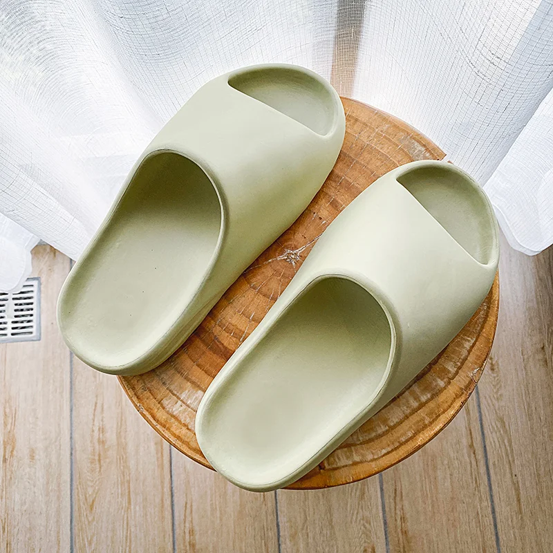 

Новые мужские модные летние тапочки, мягкие сандалии из ЭВА на толстой подошве, шлепанцы для ванной, нескользящие пляжные шлепанцы, легкие кокосовые тапочки