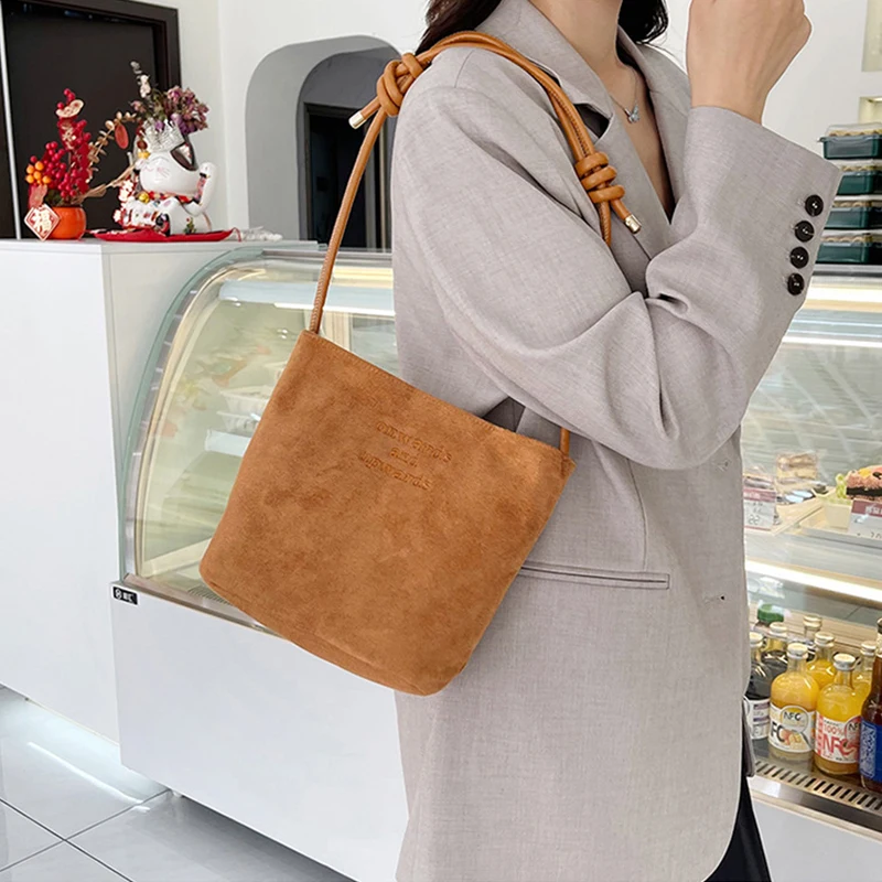 Damen-Handtasche aus Wildleder mit großer Kapazität und Buchstabenmuster, magnetische Schnalle, Samt, PU-Unterarmtasche im Retro-koreanischen Stil – Detail 6