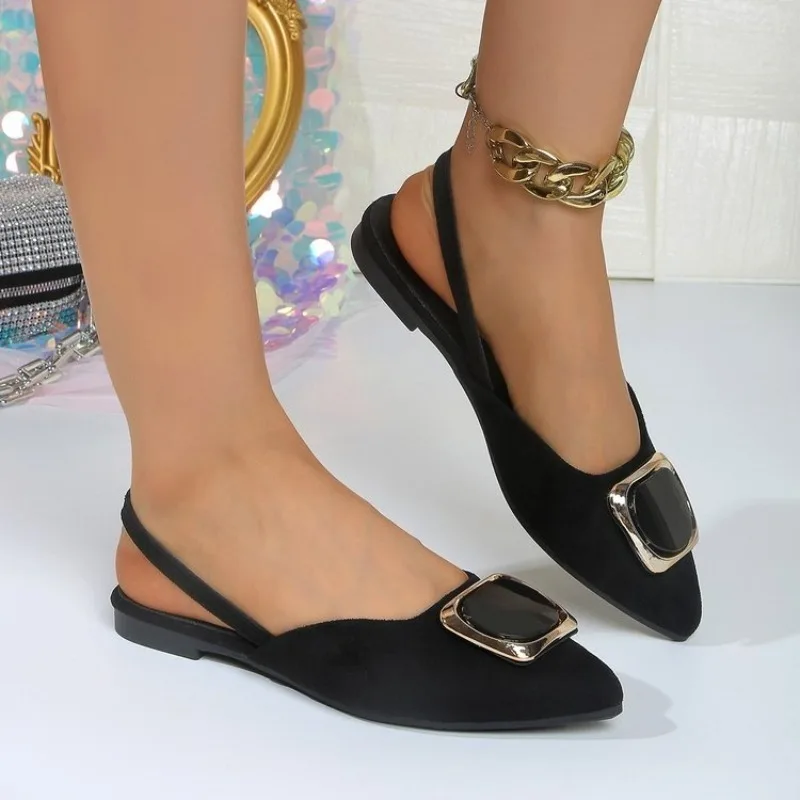 Modische flache offene Sandalen mit Metallschnallen-Design, vielseitige spitze Sandalen mit niedrigem Absatz, Damen-Sandalen mit Fersenriemen