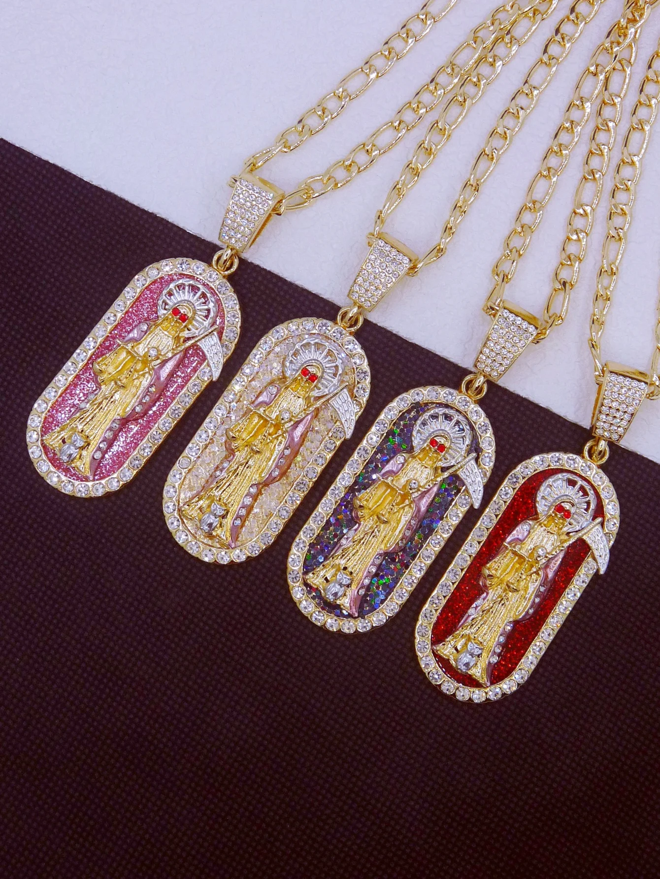 Colgante de Santa Muerte rosa chapado en oro de 14 quilates, collar brillante para mujer, joyería religiosa