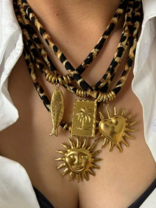 GHIDBK Europe et Amérique Collier suspendu en acier inoxydable en forme de cœur en forme de soleil exagéré Collier vintage à imprimé léopard pour femmes 10 meilleurs colliers léopards en vente - No 10
