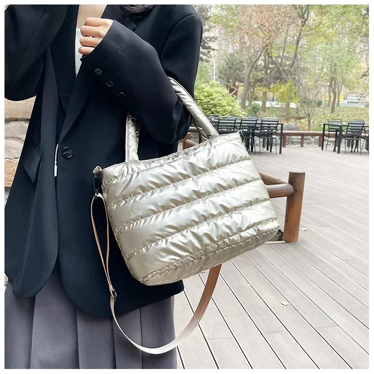 Modische Tragetasche, große Kapazität, mit Baumwolle gepolsterte Tasche, wasserdicht, tragbar, warmhaltende Handtasche, gesteppt, einfarbig, für Freizeit und Winter – Detail 9