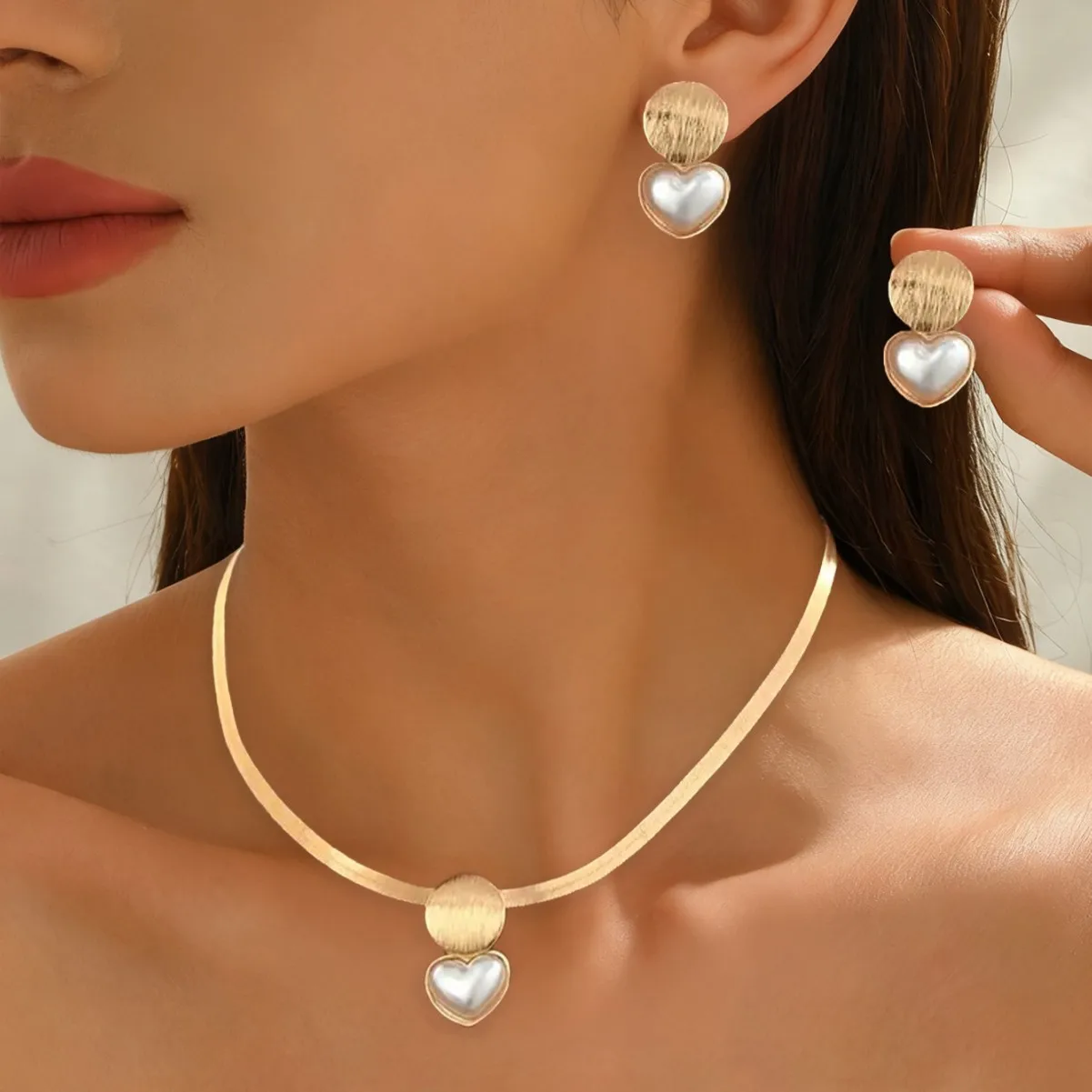 

Stylish and elegant wide-faced flat snake chain imitation pearl love collarbone necklace stud earrings set peach