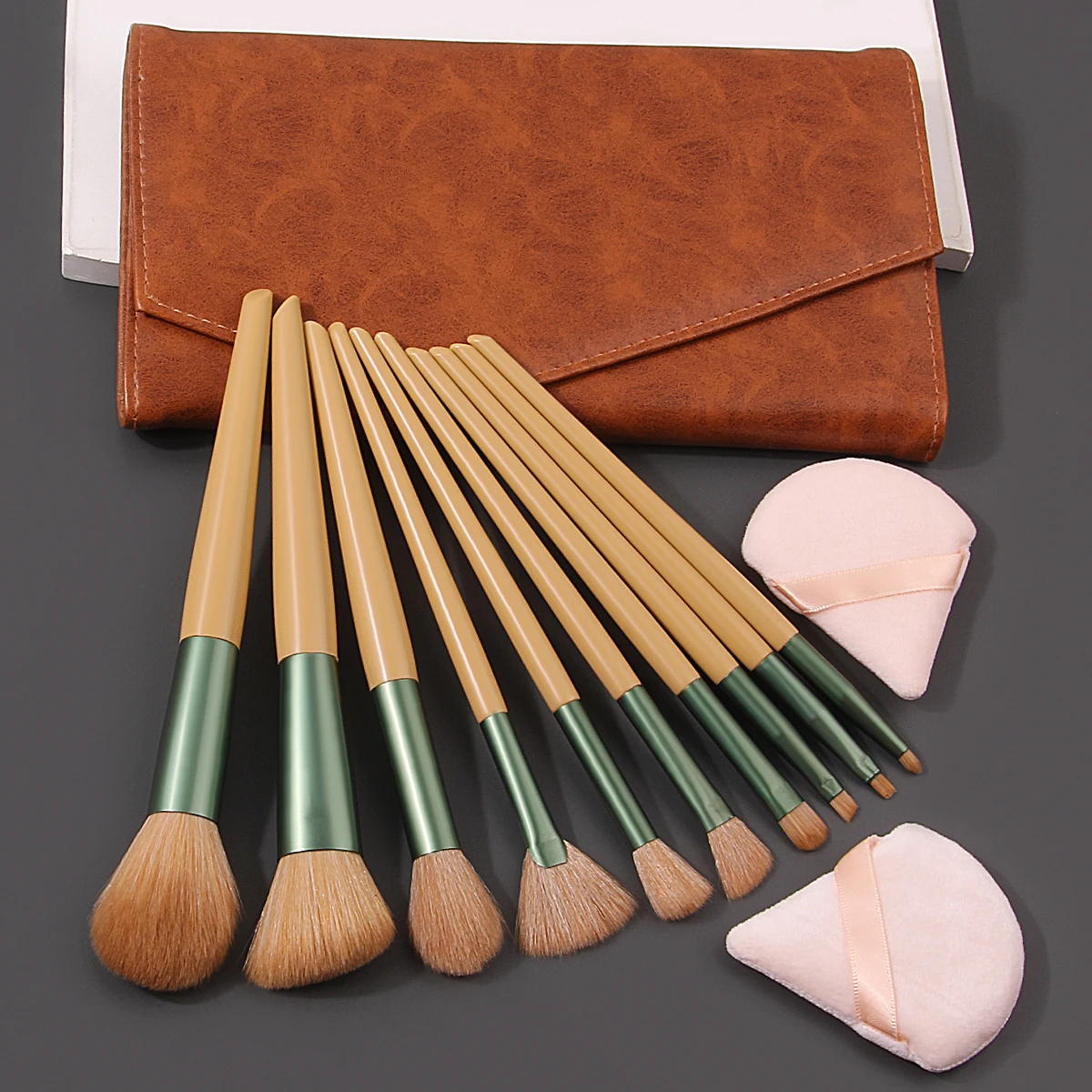 10 pçs conjunto de escova de maquiagem multifuncional & 2 pçs flocado triangular pó puff & 1 pçs elegante saco de armazenamento de escova de maquiagem do plutônio