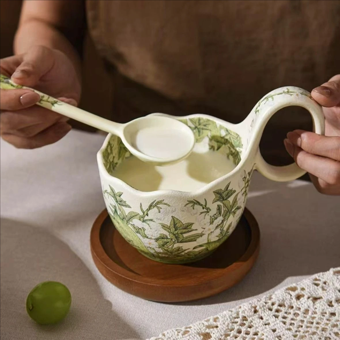 

Elegant Soup Bowl Ceramic Curved Handle Cup Bring A Spoon Breakfast Cup Milk Coffee Cup Ceramic Tea Mug Breakfast Bowl with Tray