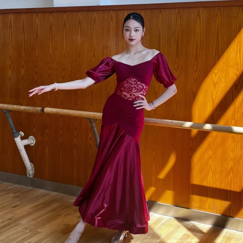 Spersonalizowany strój do tańca nowoczesnego, strój treningowy, kostium sceniczny, czarno-czerwono-niebieski, koronkowy top z bufiastymi rękawami, spódnica z fiszbinami.