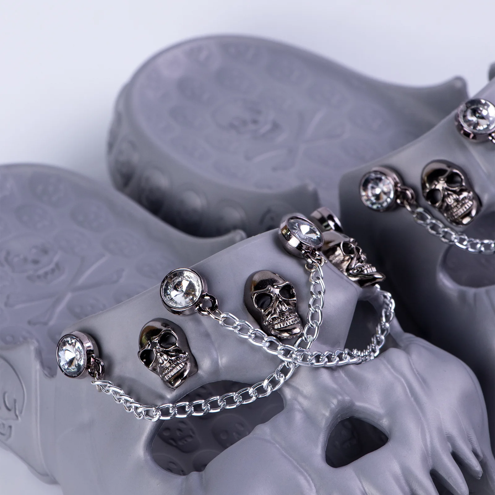 Summer Men Slippers Punk Chains Metal Skull Decorations Slides Outdoor Beach Sandals Lovers Casual Non-slip Indoor Home Shoes 47