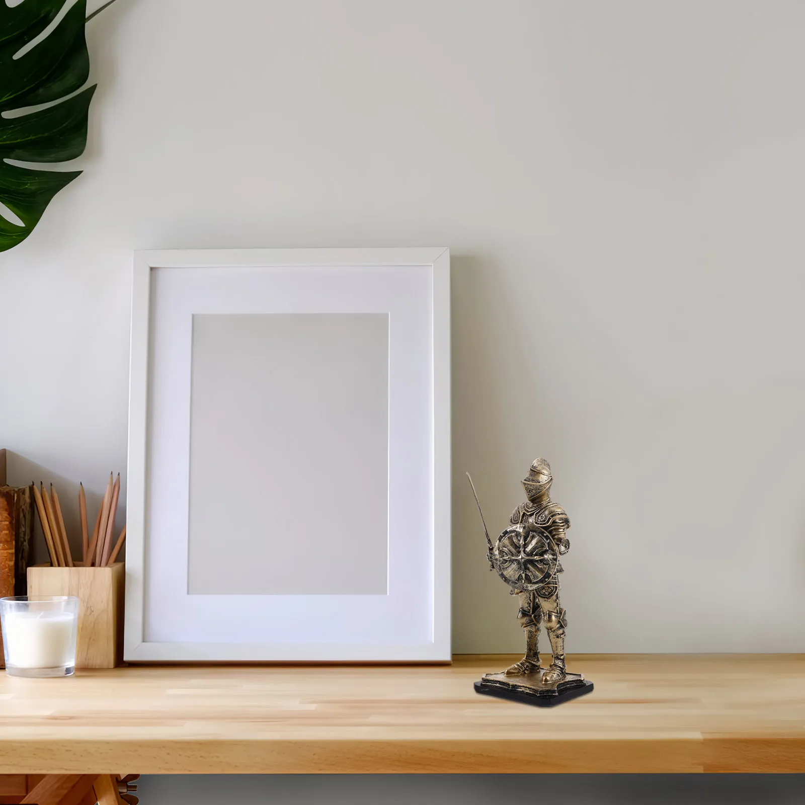 

Retro Knight Ornaments Warrior Figures Toy Home Decor Resin Crafts Synthetic Kings Guard Pen Holder Cosplay Man Vintage