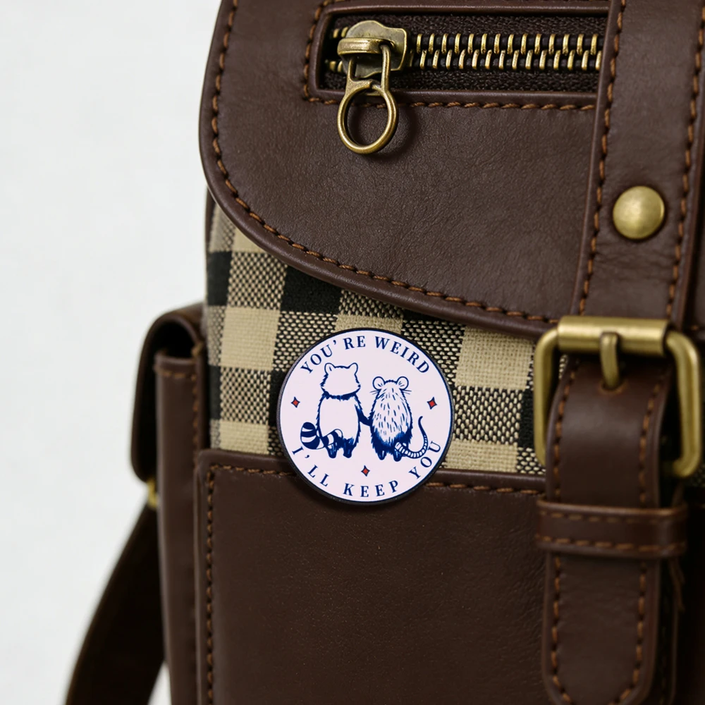 Du bist seltsam, ich behalte dich - Lustige Emaille-Pin mit Waschbär- und Rattenmotiv, sarkastische Tier-Redewendungen, Freundschafts- und Paargeschenk, Abzeichen, Valentinstag-Accessoire – Detail 6