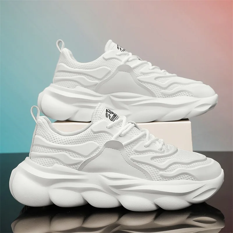 Zapatos de hombre Verano Malla transpirable 2025 Nuevos zapatos deportivos negros ocasionales Zapatos de papá con aumento de altura para correr para hombre1