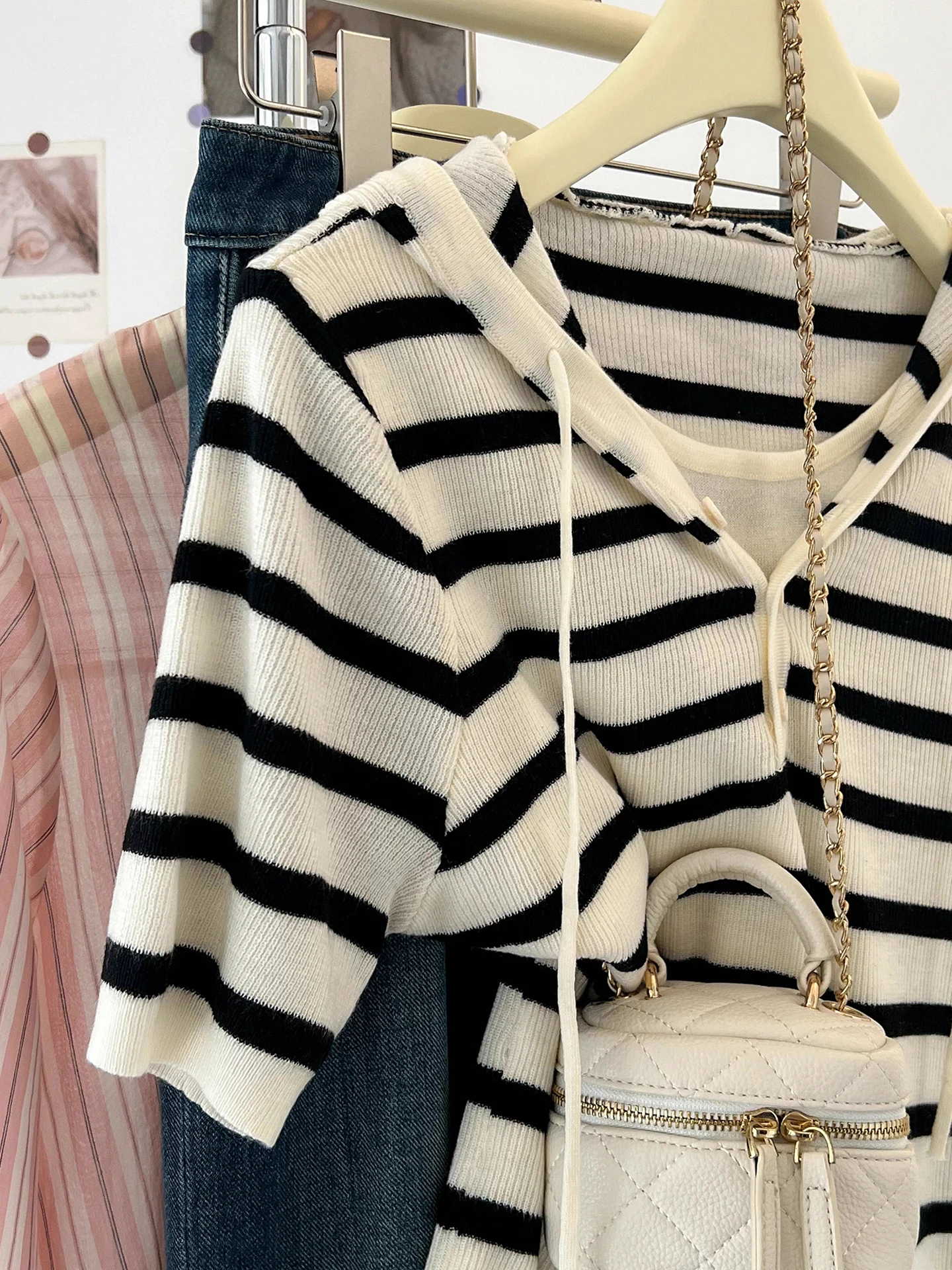 ゆったりとした韓国風ニットトップス、ドローストリングフード、カラーブロック、夏のカジュアル、通気性のある半袖セーター（女性用）