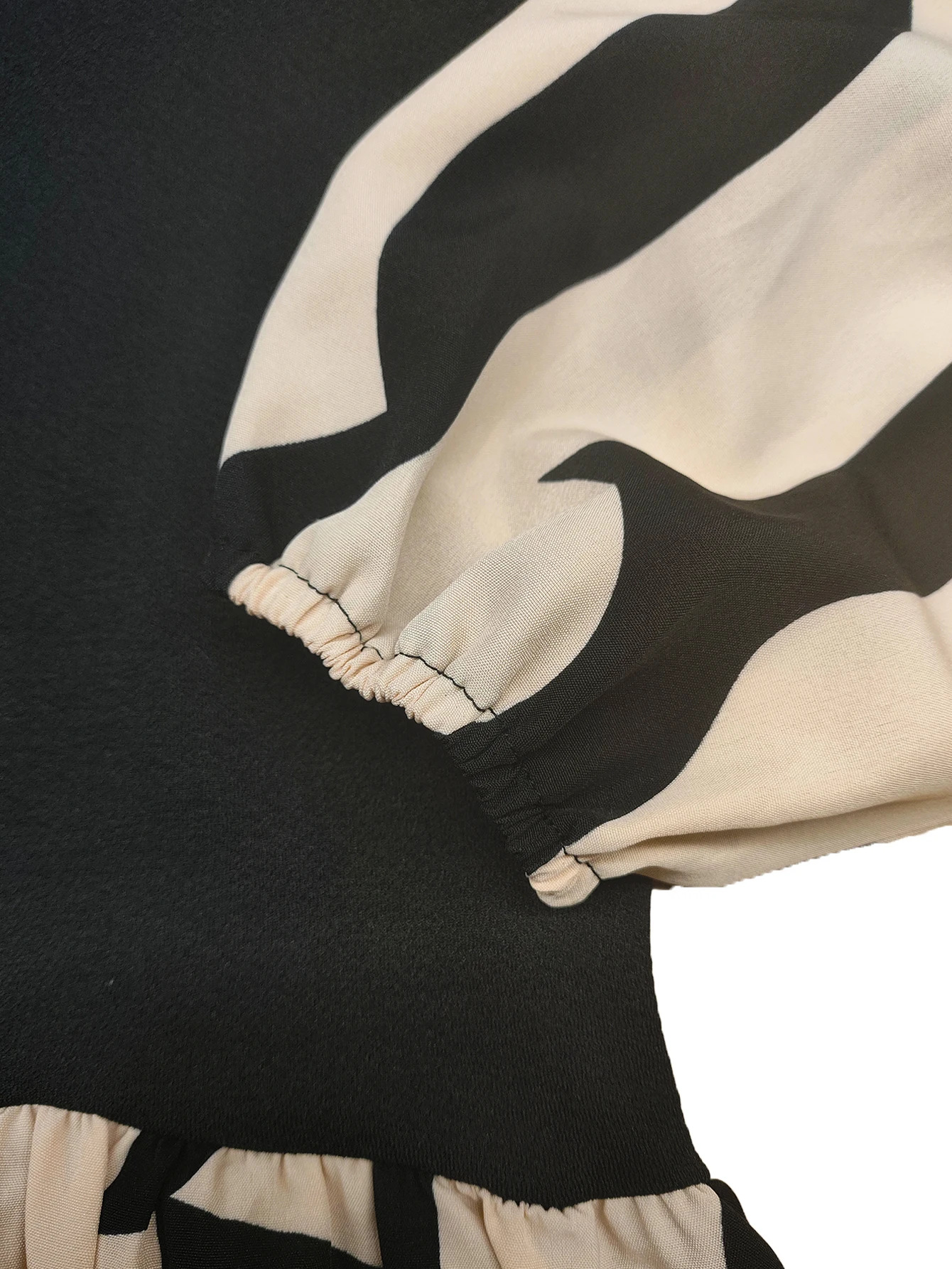 بلوزة نسائية طويلة الأكمام بطباعة تجريدية، رقبة مربعة، تصميم أسود - بيج، مثالية للخططات غير الرسمية وأيام المكتب