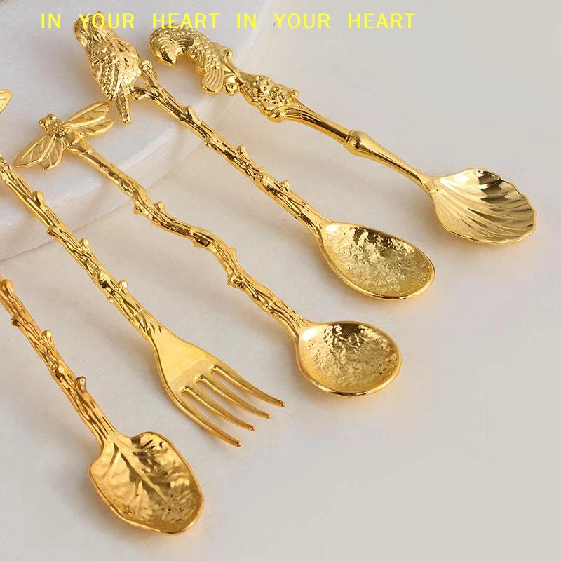 【X】1Pcs Vintage Metal Dessert Spoon Royal Style Coffee Flatware for Family Hotel Use Durable Material