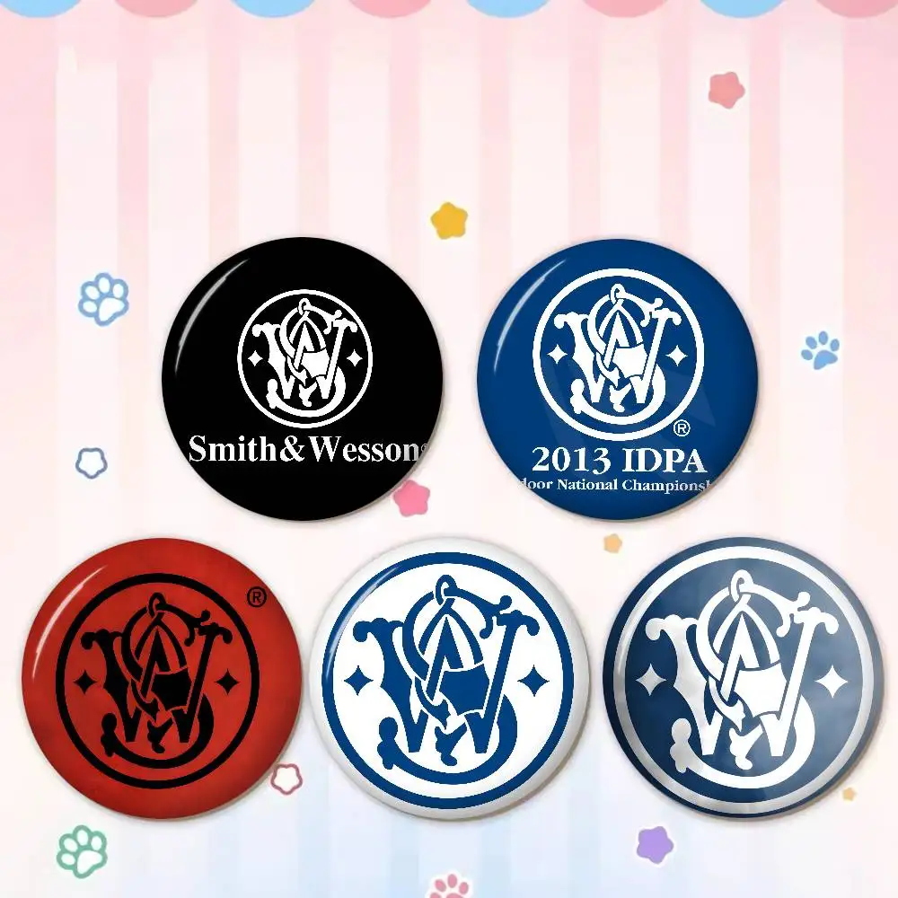 S-Smith-&-Wesson Robust-Classic Round Button Pins Slogan Creative Brooches Backpack Clothes Decoration Jewelry Gifts