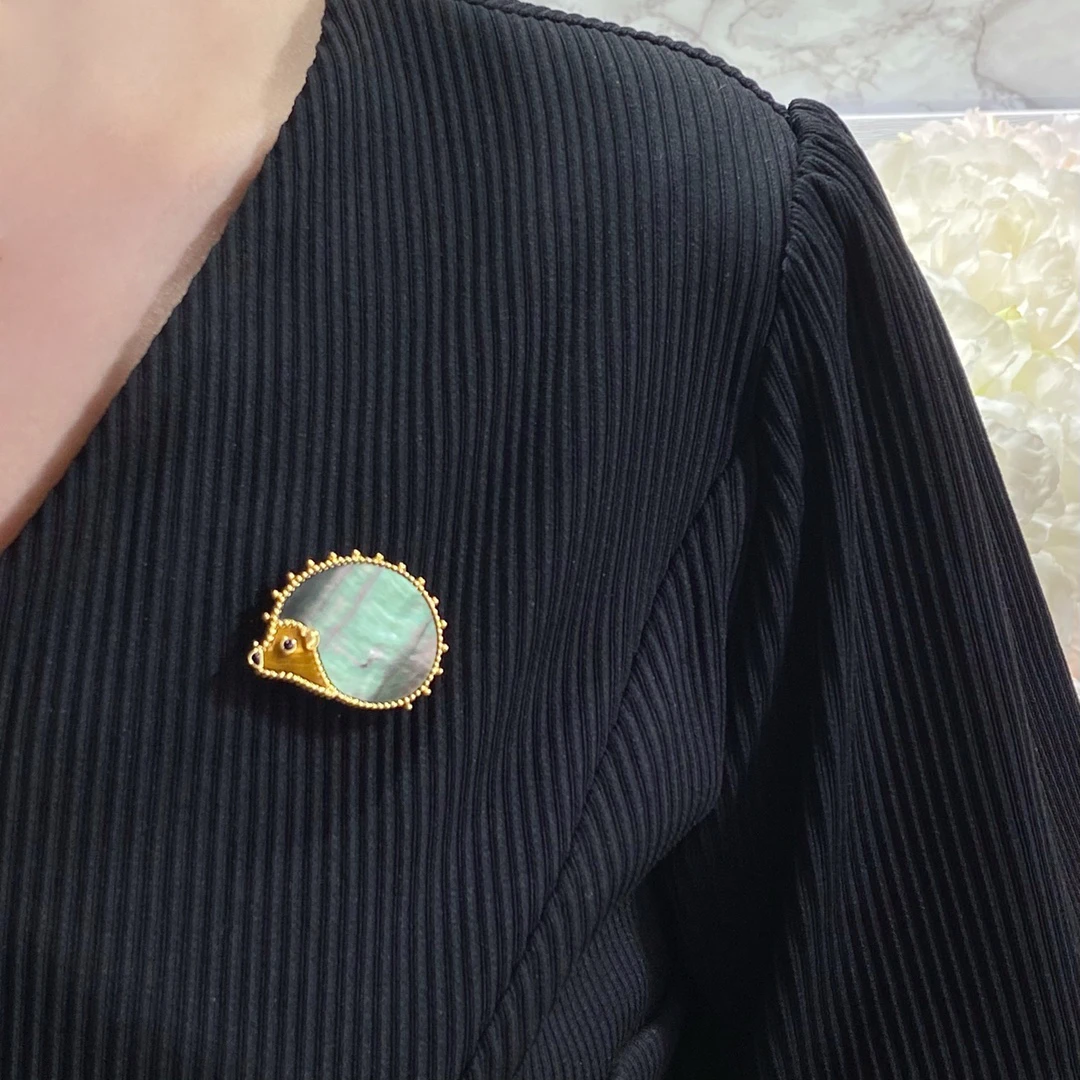 プレミアムデザイナー滑り止めコサージュ - パール装飾安全ピン エレガントなシャツホルダー 彼と彼女への豪華な贈り物