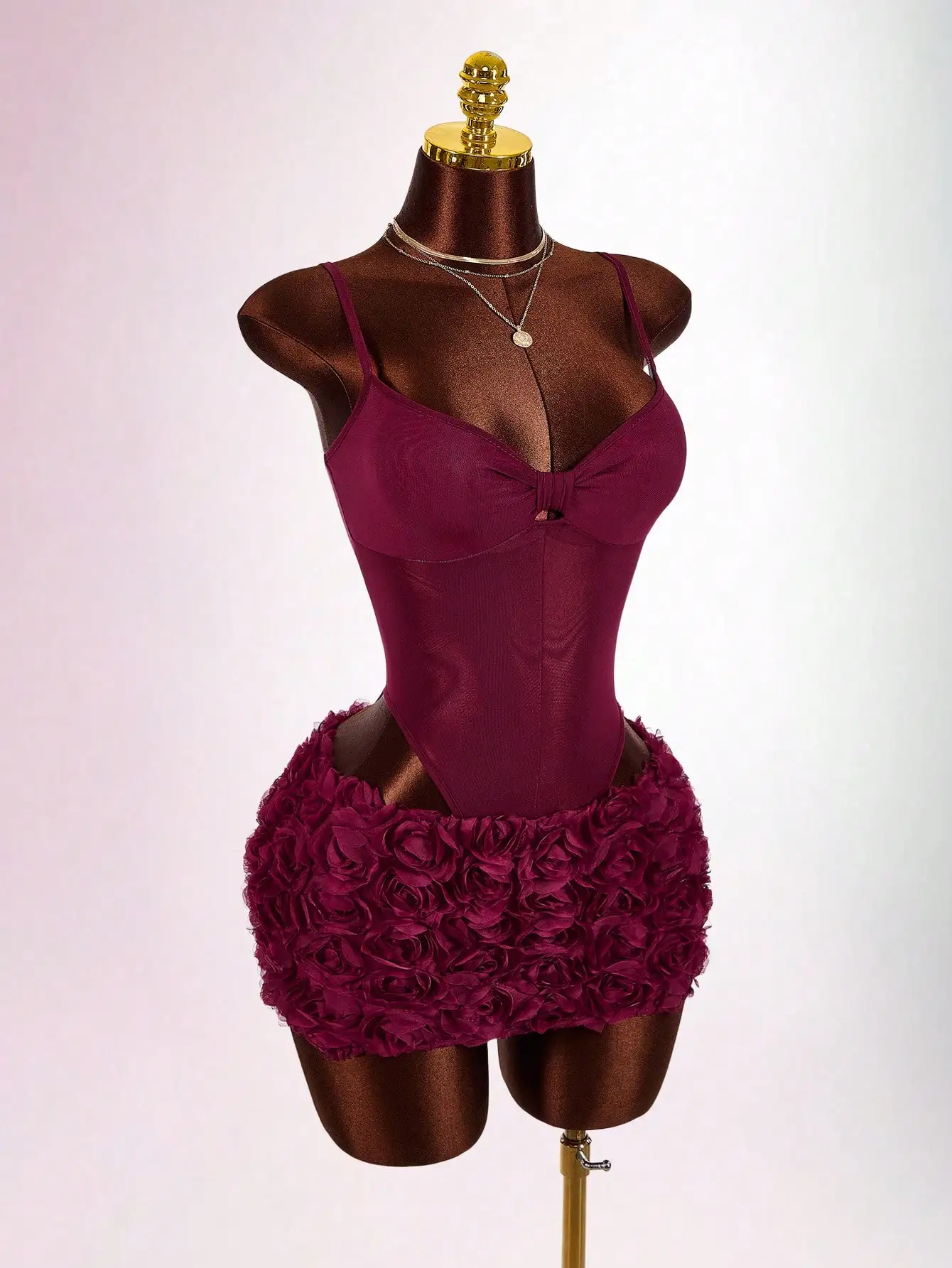 

Бордовый комплект из 2 предметов: прозрачное боди с узлом и мини-юбка с отделкой из роз