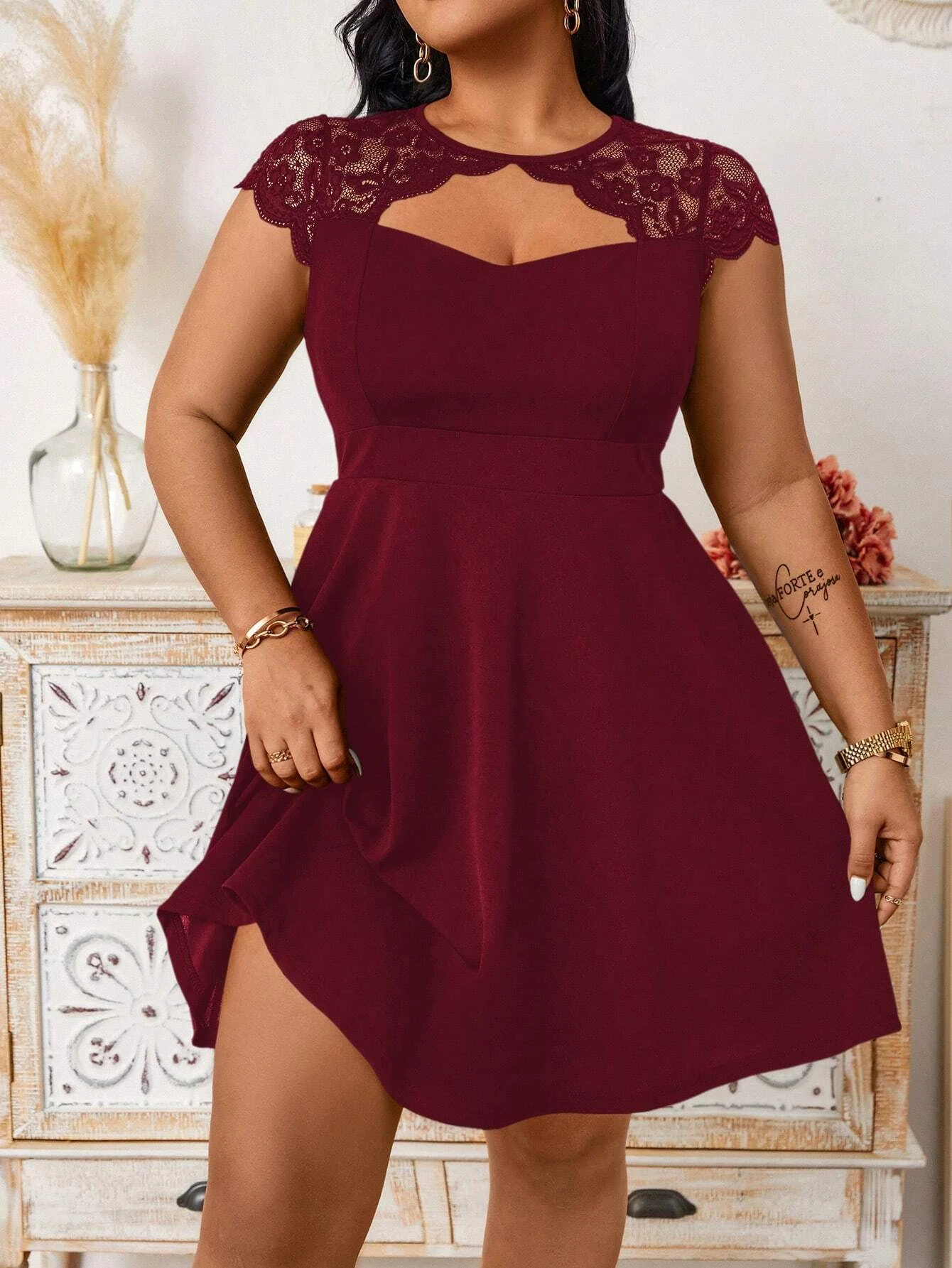 Plus-Size-Midikleid für Damen, Spitze, kurze Ärmel, Ausschnitt vorne, A-Linien-Schnitt, hohe Taille, ausgestelltes Kleid, elegantes Party- und Abendkleid. – Detail 5