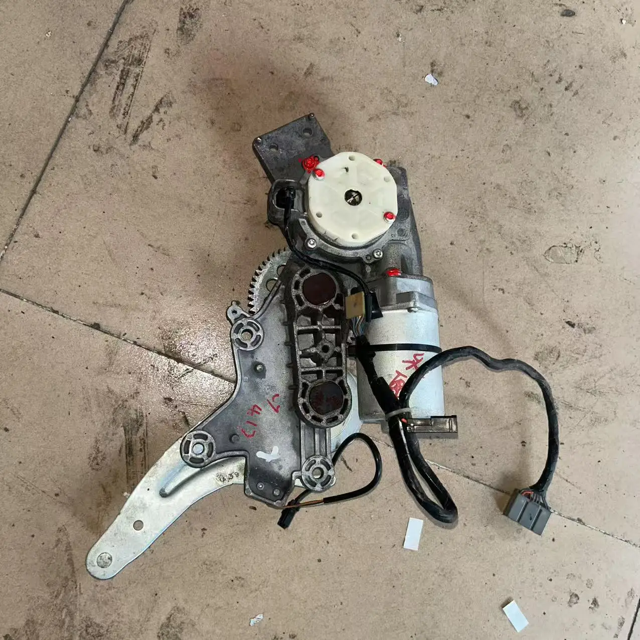 The Original Disassembled for Cadillac Escalade Electric Tailgate Motor From 2007 Bumper Front Grille Headlight  Engine  Body