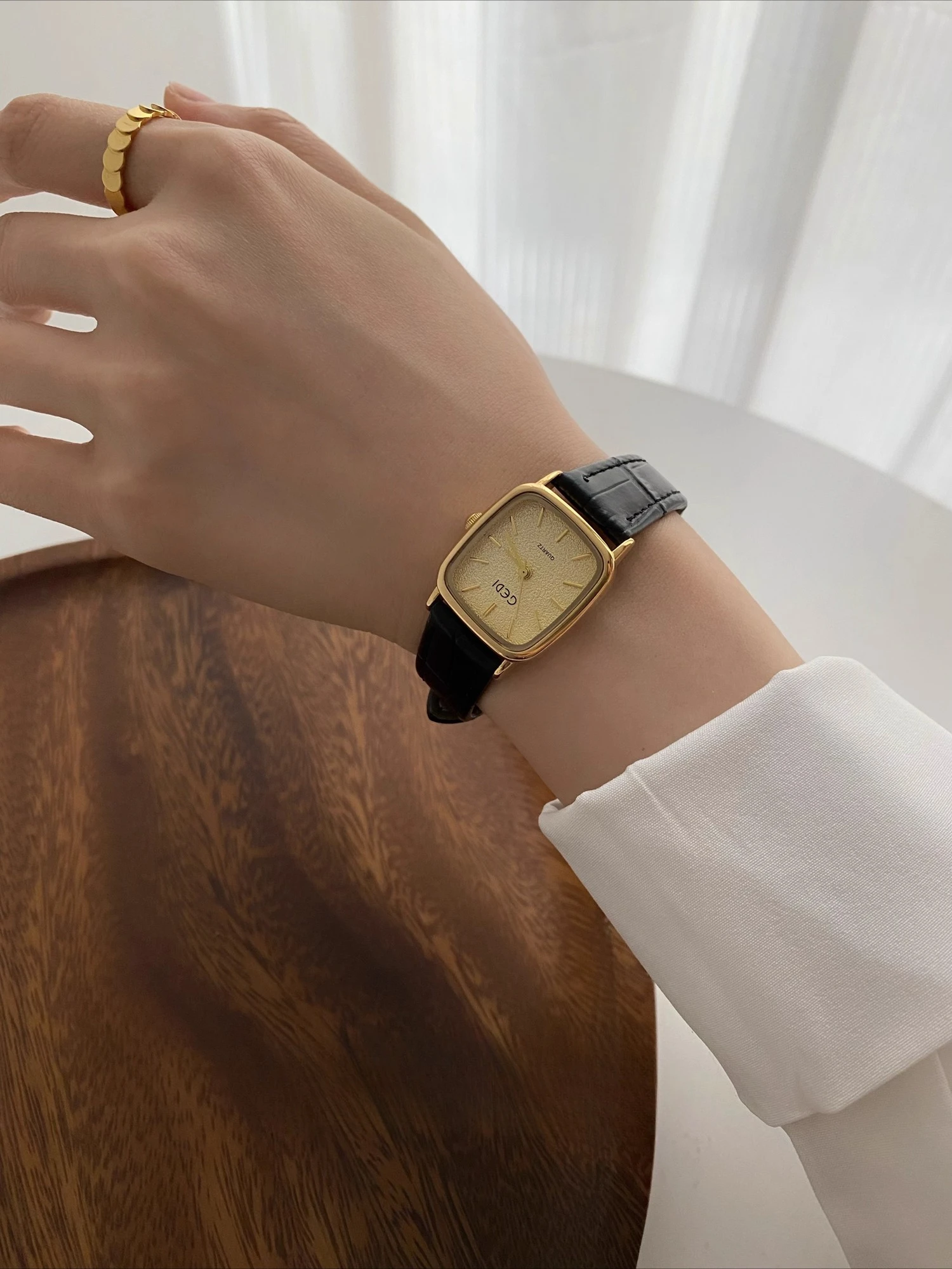 squisito-orologio-d'oro-retro-originale-con-cinturino-in-pelle-sofisticata-lussuoso-e-sofisticato-perfetto-come-regalo-da-donna