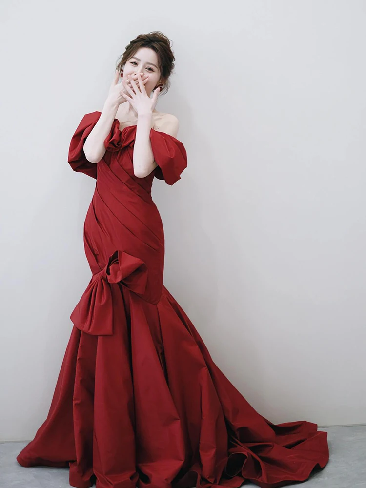 ชุดราตรีสีไวน์แดงแบบไหล่เดียว ทรงเข้ารูป กระโปรงยาว เหมาะสำหรับพิธีแต่งงาน พิธีกรงานประจำปี  สไตล์เกาหลี ผลิตจากเส้นใยโพลีเอสเตอร์