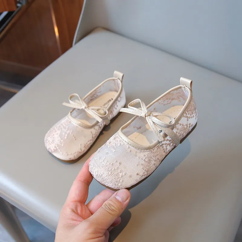 

2025 г., детская обувь, сандалии Baotou для девочек, новые летние корейские нескользящие уникальные сетчатые туфли принцессы с мягкой подошвой