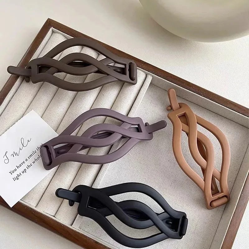 مشابك شعر غير لامعة باللونين الأسود والبني الموز - مشابك على شكل إكسسوارات شعر عصرية للنساء أنيقة