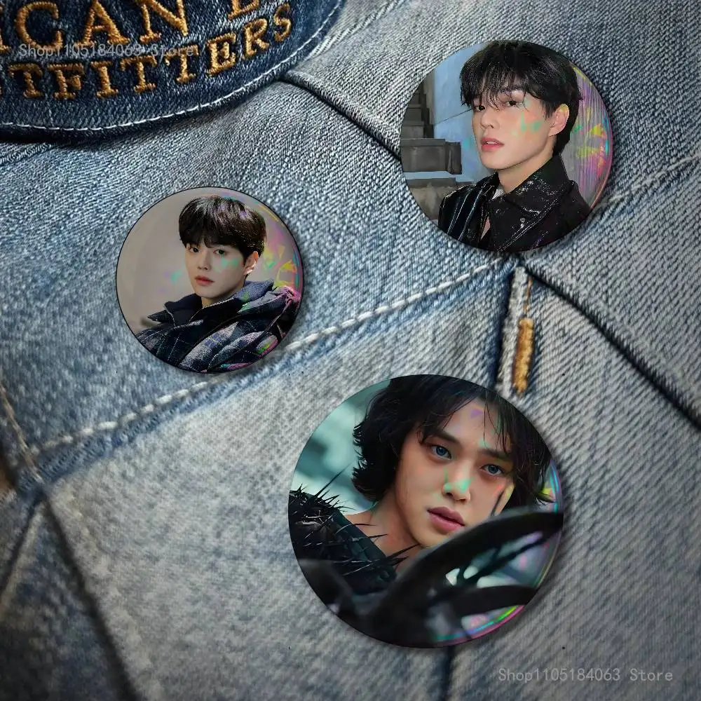 S-SONG KANG Laser reflective round badges pins bag clothing decorations collectibles gifts for friends
