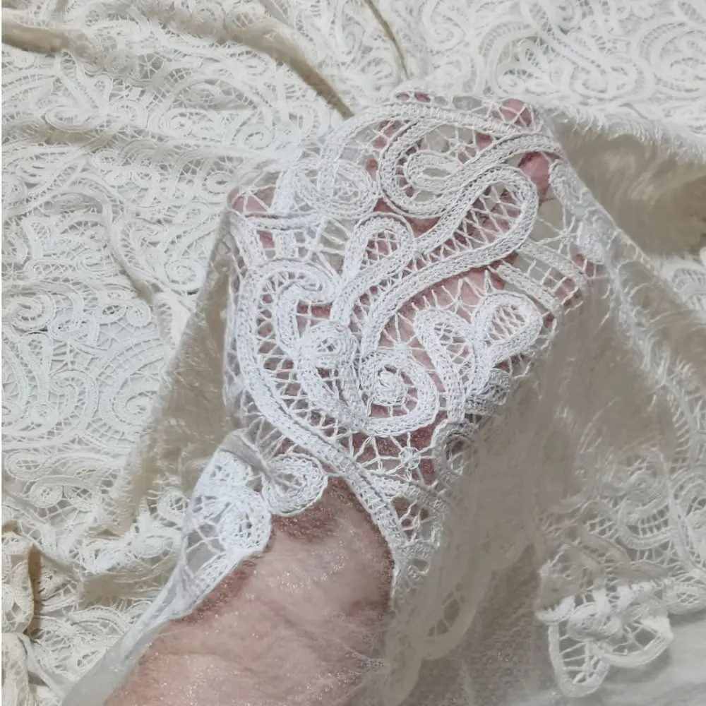 Filo di cotone con base a rete diamantata, abbigliamento ricamato avorio per abbigliamento da donna con forma geometrica