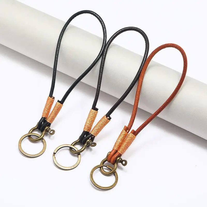 Neuheiten Retro Handgefertigter Schlüsselanhänger aus Rindsleder mit Seil und Hufeisenschnalle, kleiner Taschenanhänger, Schlüsselketten, modisches Geschenk für beste Freunde – Detail 1