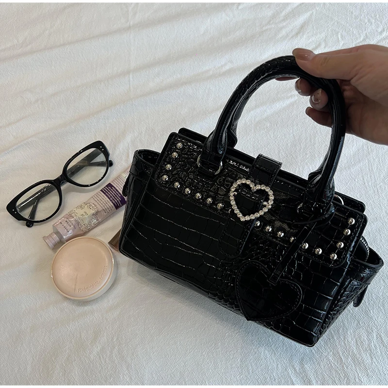 Damenhandtasche mit Krokodilprägung, Y2k Mädchen Exquisite Umhängetasche, Einfarbige Vielseitige Tragetasche mit Herz-Dekor – Detail 6