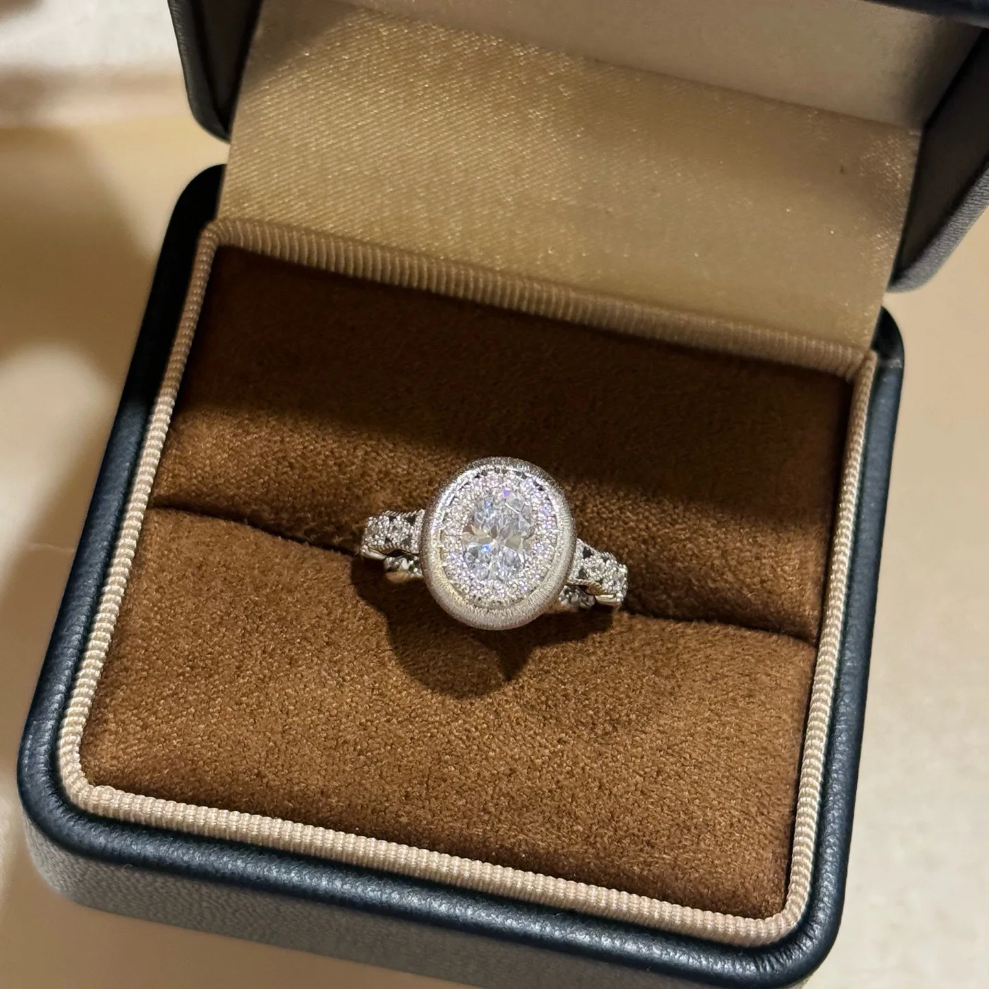 

100% стерлинговое серебро 925 пробы AAA с цирконием в стиле ретро, ледяной цветок, голубиное яйцо, овальное супер сверкающее матовое кольцо для женщин, ювелирные изделия