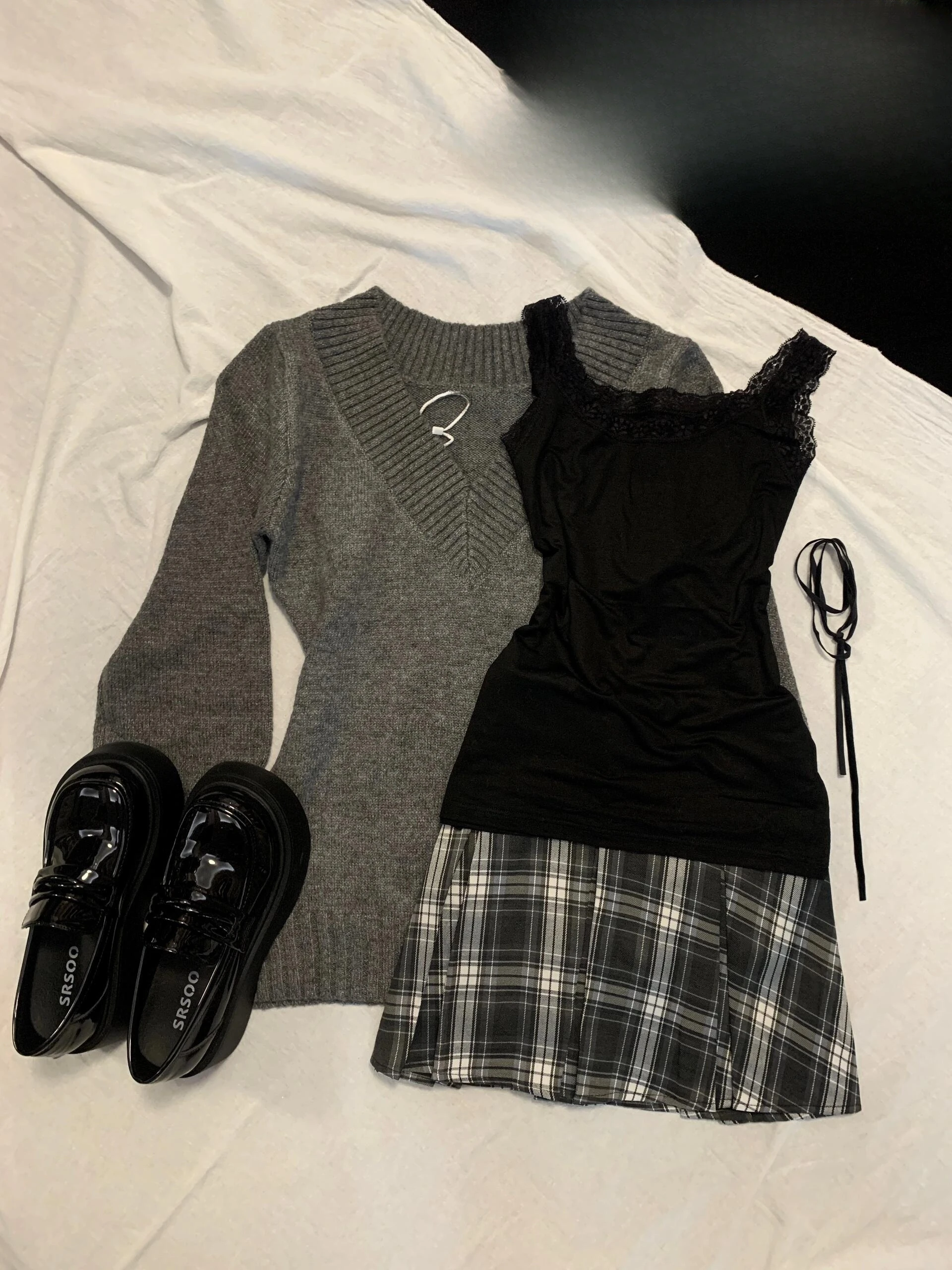 슬림핏 스웨터 한국 스타일 통근 슬림핏 브이넥 니트 여성 가을 겨울 신상 회색 허리 조임 슬림핏 부드러운 스웨터 니트웨어 스웨터
