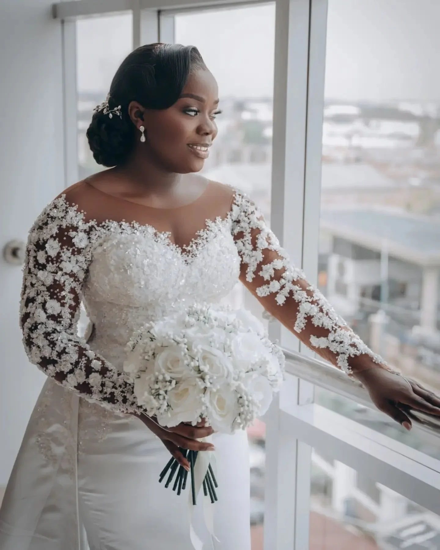 Flavinke カスタマイズされたシアーネックキラキラアップリケスパンコールマーメイドウェディングドレス取り外し可能なスカート長袖ブライダルドレス