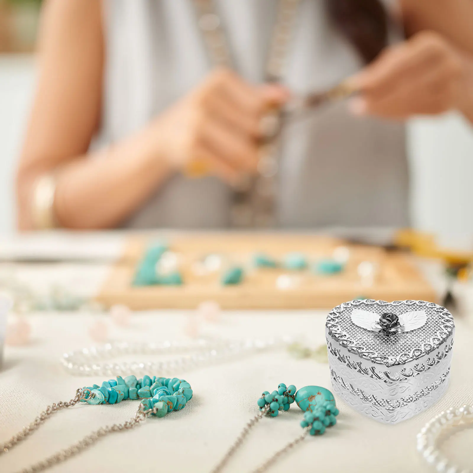 

Heart Shaped Jewelry Box Exquisite Hollow Metal Keepsake Valentine Wedding Ring Trinket Box Elegant Storage Jewelry Case