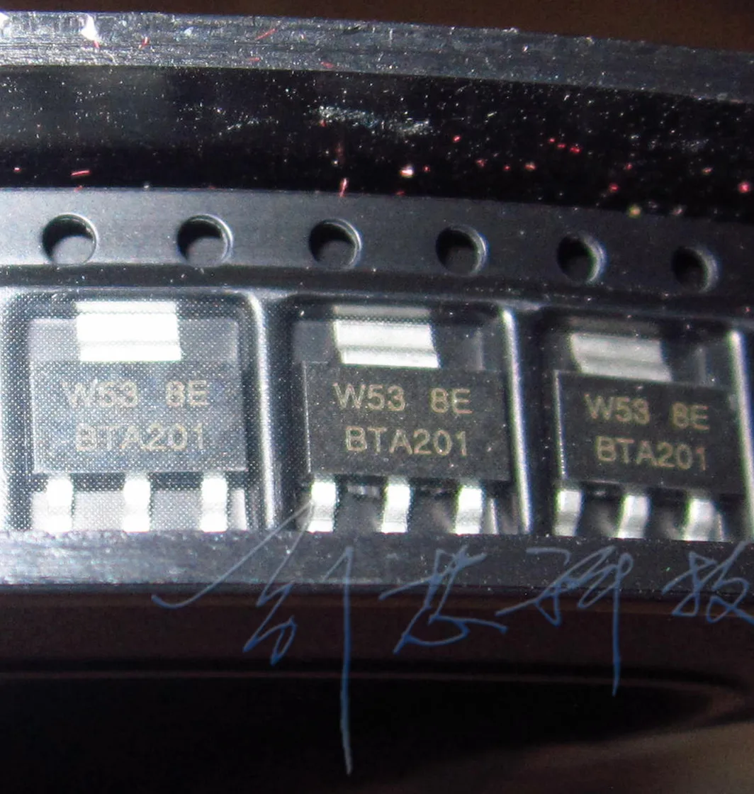 

20 шт. ~ 100 шт./лот BTA201W-800E BTA201 SOT-223 новый оригинал