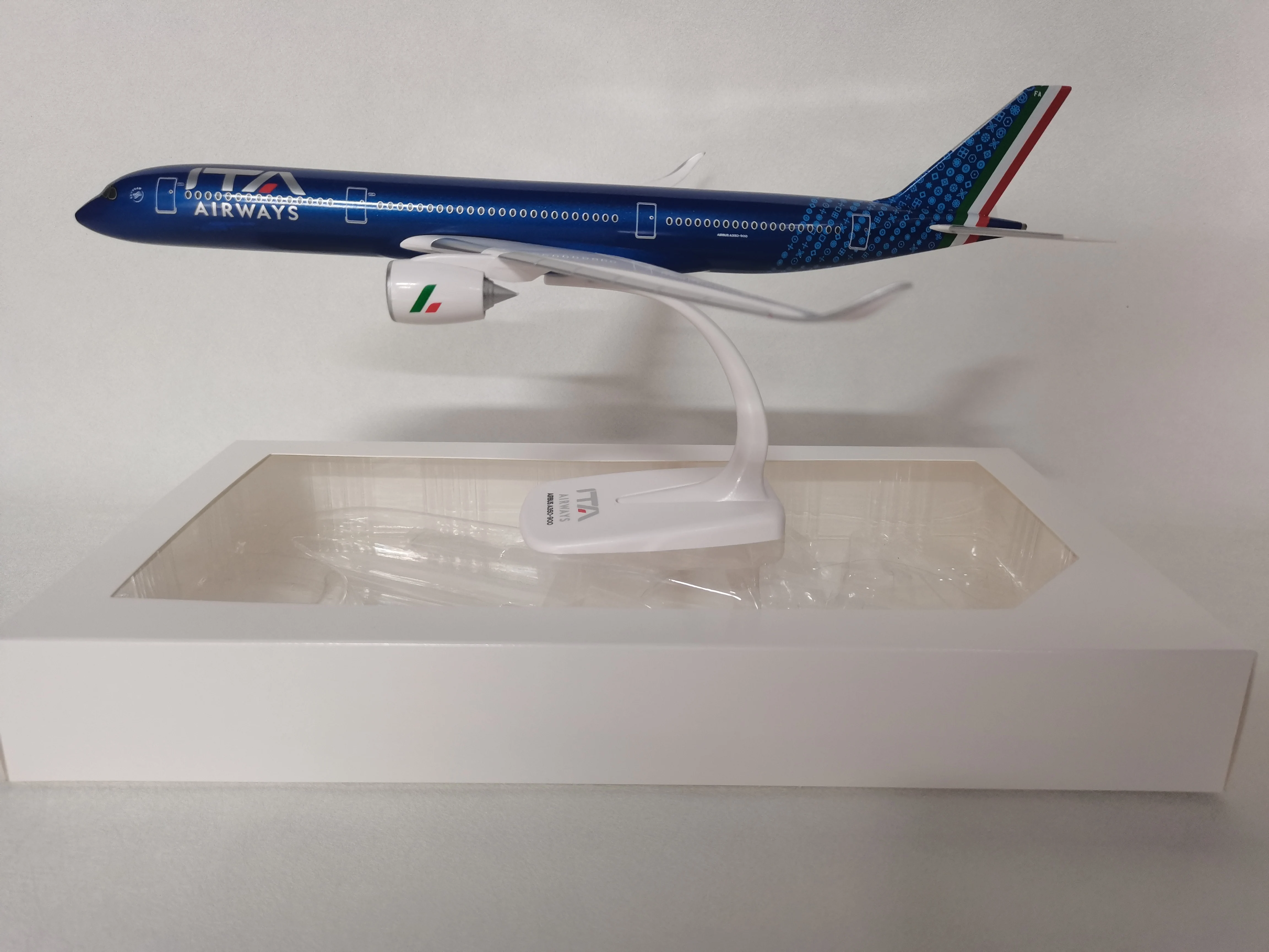 A350 1/200 Scale A350-900 Italy ITA Airways Miniature Aircraft Resin Plane Model Airplanes Model With Wheels Home Collection