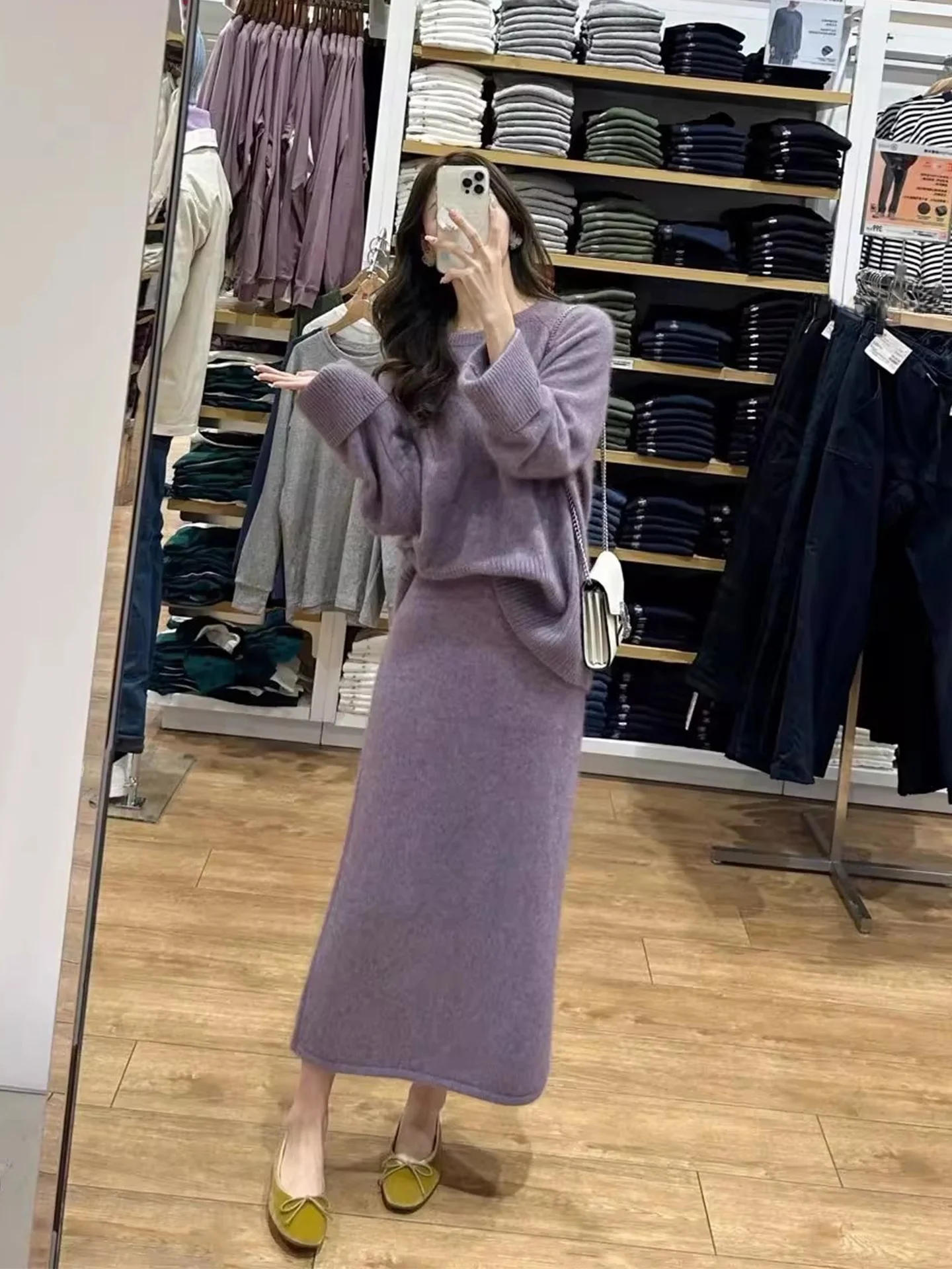 طقم محبوك ناعم بتصميم عصري وأنيق مع تنورة قصيرة عالية الخصر على شكل حرف A للنساء، طراز شتوي جديد مريح من قطعتين