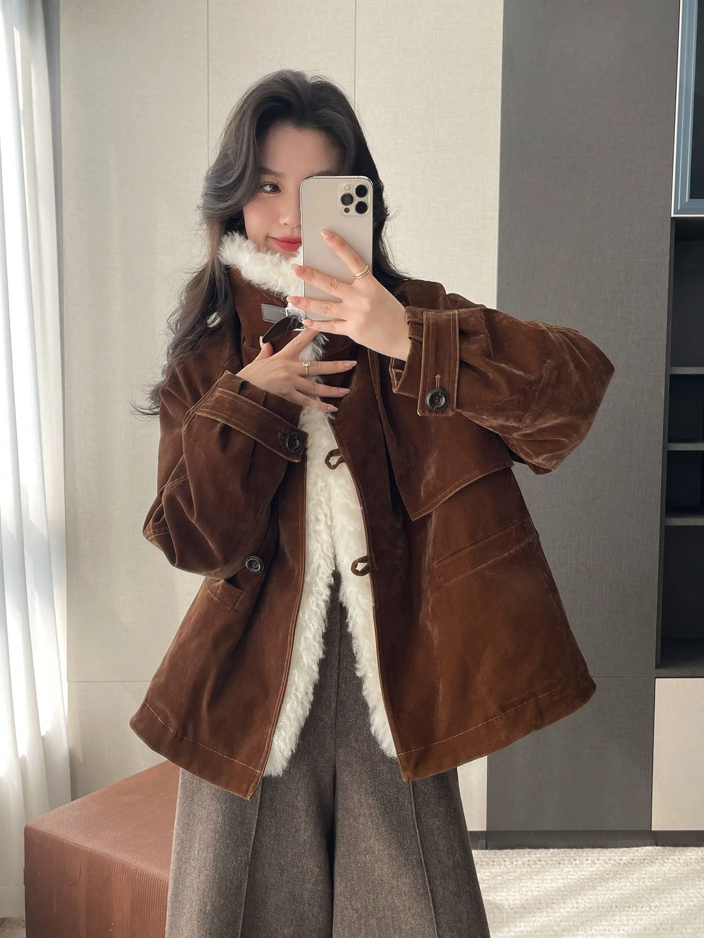 

Women's Goose down Parka Coat Lamb Fur Collar Inteated Leather And Fur High-End Feelings ular Sles Long Sve Mid-Length
