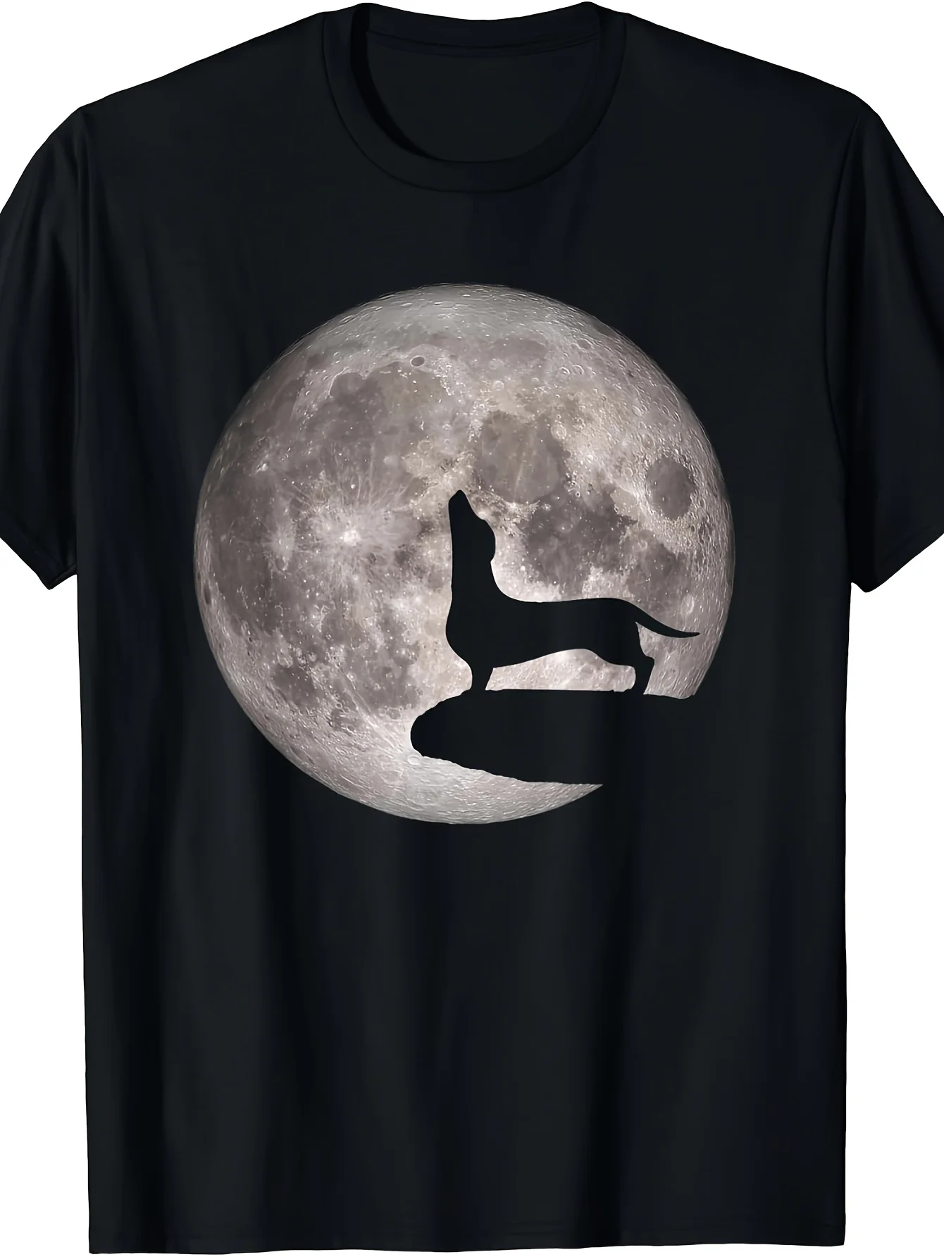 Funny Howling Dachshund T-Shirt - Retro Wiener Dog Full Moon Suitable for Men  Women, Dachshund Lover Gift,  Casual Round Neck Tee for Year-Round Wear, Apparel for Parties  Everyday Use with Dachshund Graphic