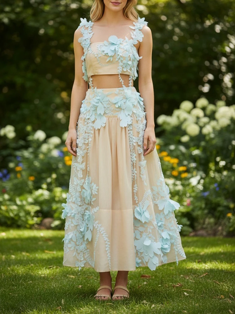 

Весенне-летний модный костюм для вечеринок: элегантный комплект с аппликациями – укороченный топ на бретельках и пышная юбка А-силуэта