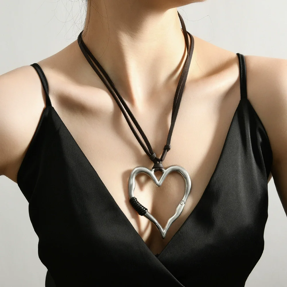 

Ajojewel Exaggerated Vintage Heart Pendant PU Leather Necklace Sweater Chain Bohemian Ethnic Style Jewelry For Women 2025