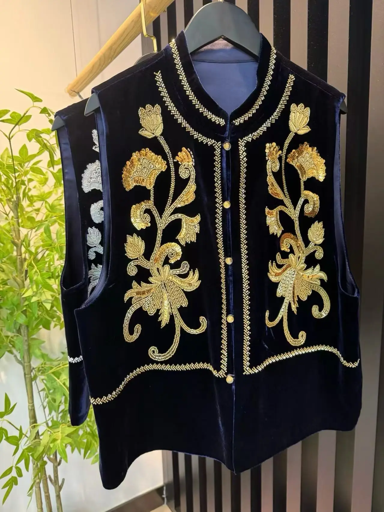 Spring and Autumn new O- Neck Flower Shaped Beading Embroidery Three-Dimensional Vivid Silk +Velvet Fabric Women's Vest M-XL