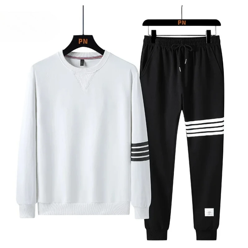 Chándal nuevo de otoño 2025 para hombre, conjuntos de Top y pantalones con cuello redondo de seda de leche compuesta, conjunto de traje informal de dos piezas deportivo de cuatro barras para hombre