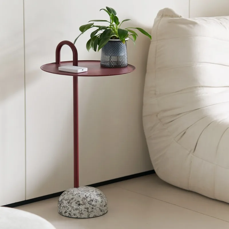 شقة صغيرة مبتكرة، أريكة معيشة راقية، بجانب يدوية، بجانب السرير للقهوة