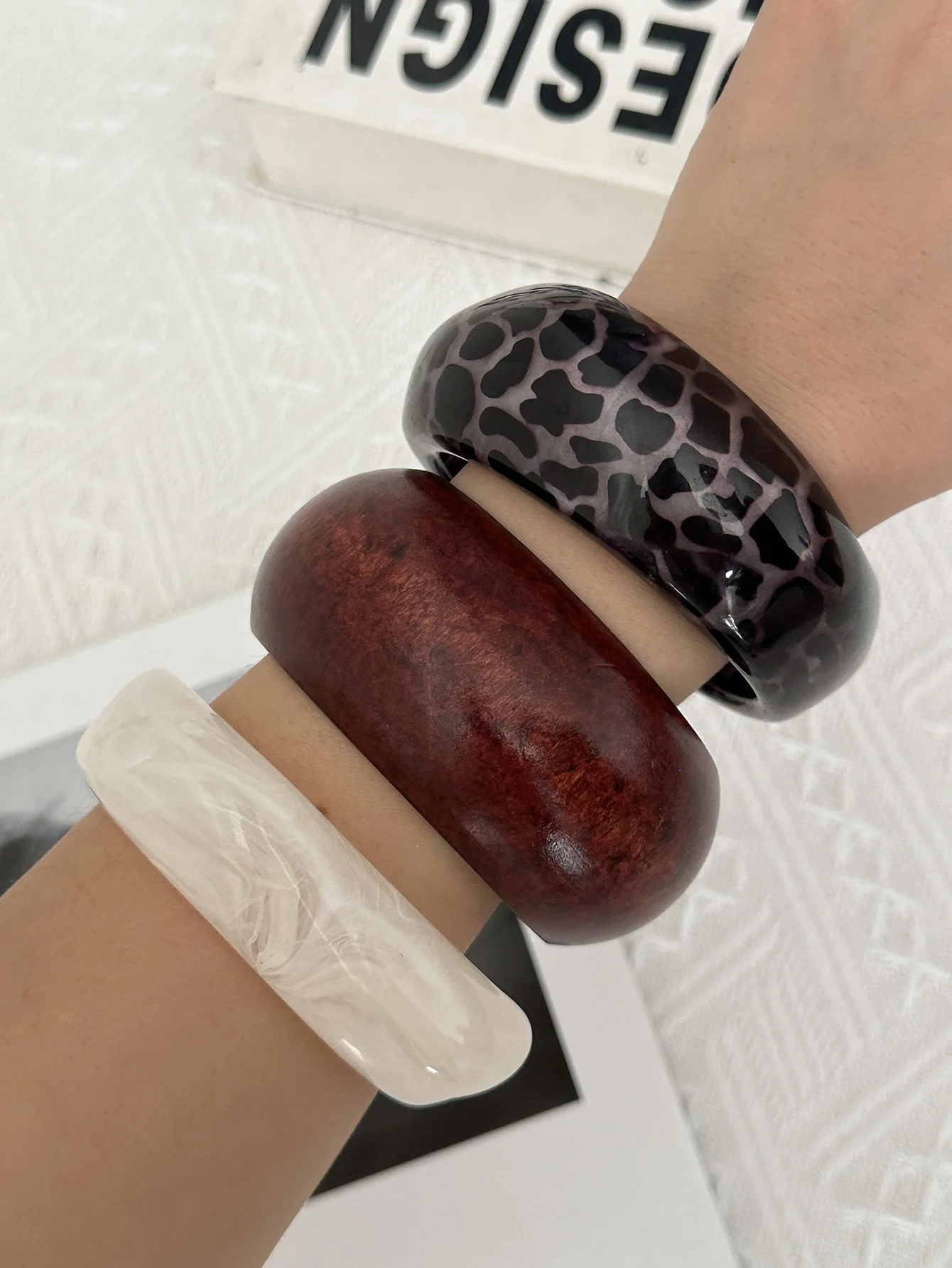 Vintage Punk Leoparden-Muster Breite Chunky Resin-Acryl Armreifen für Frauen Geometrische Unregelmäßige Manschetten-Armreifen Pulseras Schmuck – Detail 3