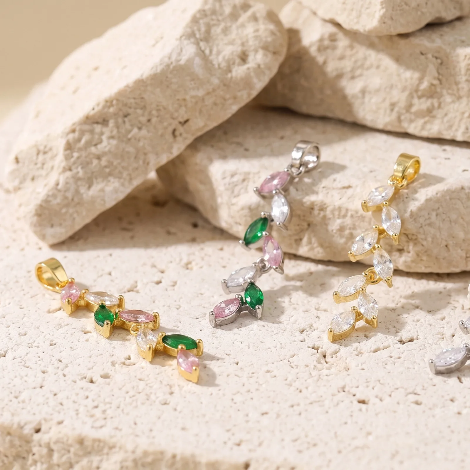 2 Stück Messing- und Zirkonia-Anhänger, Blattform, mehrfarbig, zum Basteln von Halsketten, Ohrringen und Schmuck, 4,8 cm x 0,9 cm, Großhandel. – Detail 2