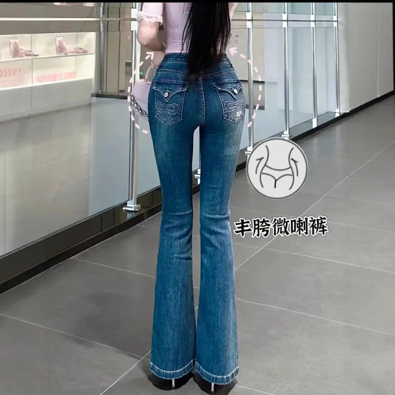 

Джинсы-клеш с вышивкой, подчеркивающие полные бедра и пышные ягодицы, эластичные, стройнят ноги и делают их выглядеть длиннее.